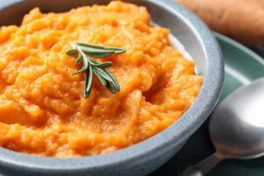 Masada servis edilen tatlı patates püresi, yakın plan.