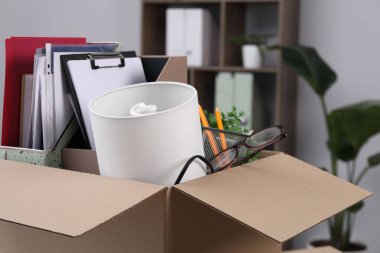 Dağılabilirsiniz. Kişisel eşyaların olduğu kutu ofiste, yakın plan.