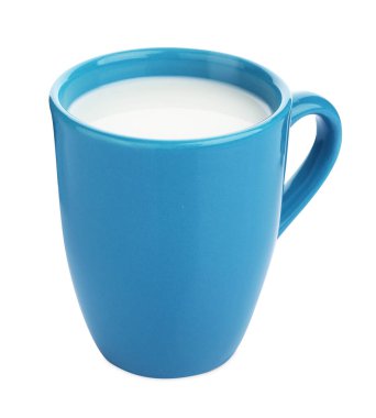 Beyaz bardakta taze süt izole edilmiş.