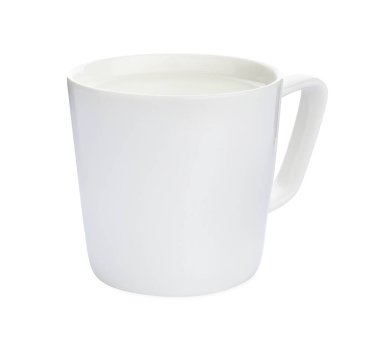 Beyaz bardakta taze süt izole edilmiş.