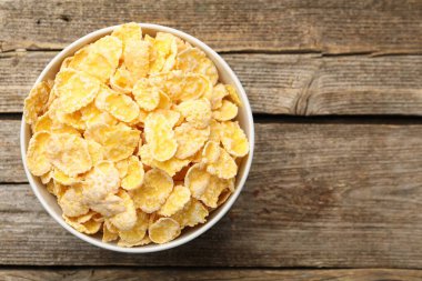 Tahta masadaki kasede leziz mısır gevrekleri, üst manzara. Metin için boşluk