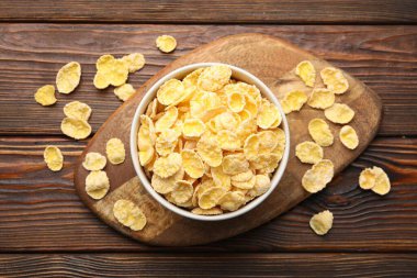 Tahta masadaki kasede lezzetli mısır gevrekleri, üst manzara.