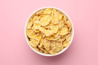 Pembe arka planda kasede lezzetli mısır gevrekleri, üst manzara.