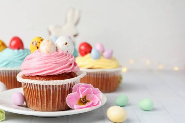 Beyaz masada Paskalya dekoru olan lezzetli kekler, yakın plan. Metin için boşluk