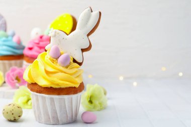 Beyaz masada Paskalya dekoru olan lezzetli kekler, yakın plan. Metin için boşluk