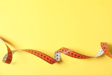 Sarı arka planda bir ölçü bandı, üst manzara. Metin için boşluk