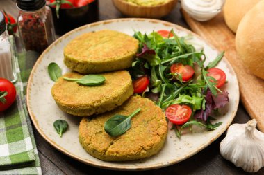 Tahta masada servis edilen salatalı lezzetli vejetaryen köfteleri, yakın plan.