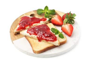 Tereyağlı tost, tatlı reçel, çilek ve nane şekeri beyaz üzerine izole edilmiş.