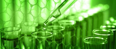 Örneği test tüpüne atmak, altıgen karbon atomları örgüsüyle çifte maruz kalmak. Biyokimya araştırmaları