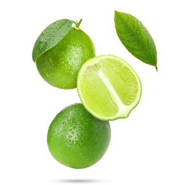 Beyaz arka planda yeşil yapraklı taze sulu limonlar. Tam ve dilimlenmiş.
