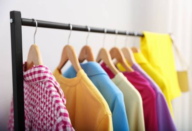 Farklı şık kıyafetler askıda asılı, kapalı, yakın çekim.