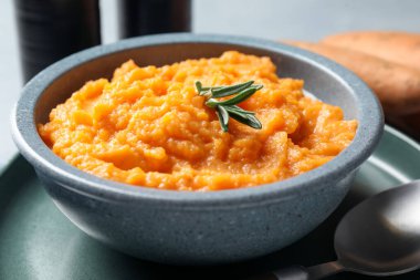 Masada servis edilen tatlı patates püresi, yakın plan.