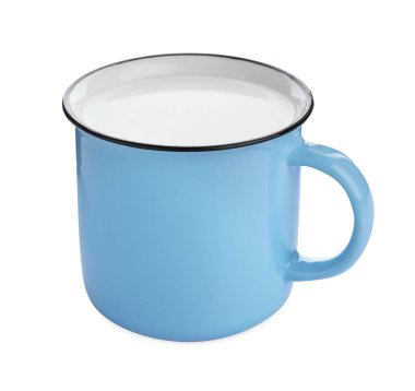 Beyaz bardakta taze süt izole edilmiş.