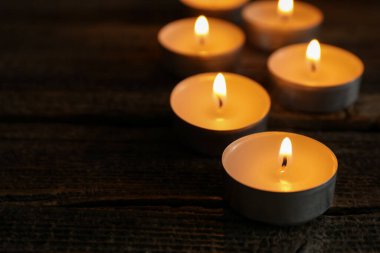 Soykırım Anma Töreni. Karanlıkta, masada mum yakmak. Yakın plan. Metin için boşluk