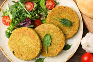 Tahta masada servis edilen salatalı lezzetli vejetaryen köfteleri.