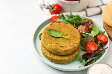 Beyaz fayanslı masada servis edilen salatalı lezzetli vejetaryen köfteleri, yakın plan. Metin için boşluk