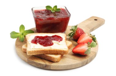 Tereyağlı tost, tatlı reçel ve beyaz üzerine izole çilek.