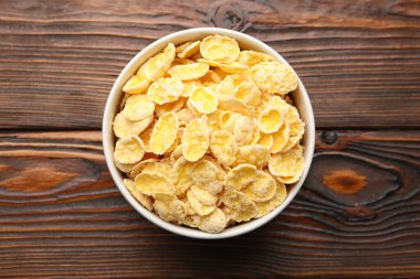 Tahta masadaki kasede lezzetli mısır gevrekleri, üst manzara.