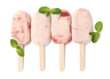 Lezzetli yoğurt dondurması ve nane şekeri.