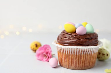 Beyaz masada Paskalya dekoru olan lezzetli bir kek, yakın plan. Metin için boşluk