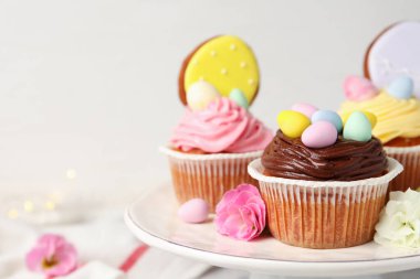 Paskalya dekoru olan lezzetli kekler, yakın plan. Metin için boşluk