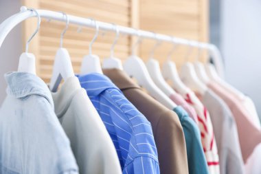 Farklı şık kıyafetler askıda asılı, kapalı, yakın çekim.