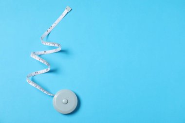 Açık mavi arka planda bir mezura, üst manzara. Metin için boşluk