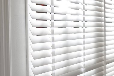 Kapalı panjurlu pencere, yakın çekim manzaralı.