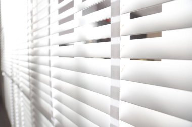 Kapalı panjurlu pencere, yakın çekim manzaralı.