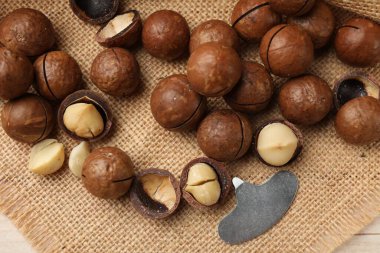 Macadamia fındıkları ve metal anahtar ışık masasında, üst manzara