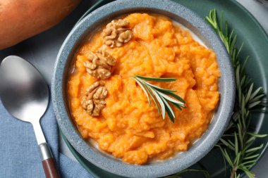 Gri masada servis edilen cevizli tatlı patates püresi.