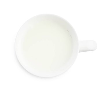 Bardaktaki taze süt beyaza izole edilmiş, üst görünüm