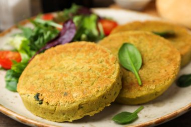 Salatalı lezzetli vejetaryen köfteler, yakın plan.