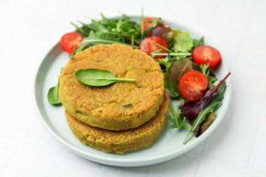 Beyaz fayanslı salatalı lezzetli vegan köfteler, yakın plan.