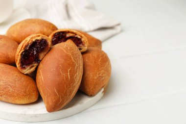 Beyaz fayanslı masada nefis fırınlanmış köfteler, yakın plan. Metin için boşluk