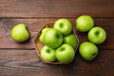 Tahta masada taze yeşil elmalar, düz uzanmış.