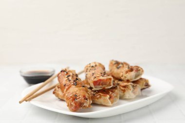 Beyaz fayanslı masada servis edilen lezzetli börekler, yakın plan.