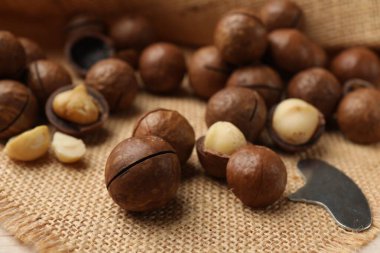 Macadamia fındıkları ve metal anahtar masada, yakın plan.