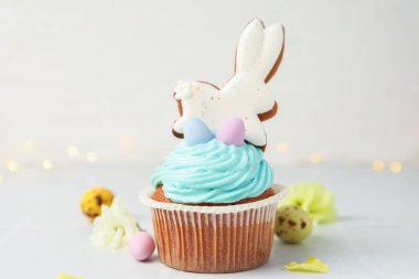 Beyaz masada Paskalya dekoru olan lezzetli kek, yakın plan.