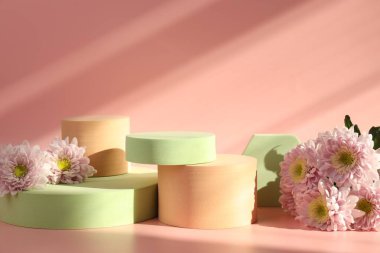 Boş podyumlar ve pembe arka planda bahar çiçekleri, yakın plan gölgeler. Tasarım için model