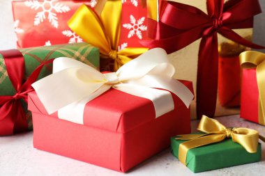 Pek çok dekore edilmiş Noel hediyesi ışık arka planda, yakın plan