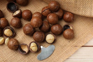 Macadamia cevizleri ve metal anahtar açık ahşap masada, düz yatıyordu.