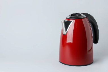 Açık gri arka planda modern elektrikli su ısıtıcısı. Metin için boşluk