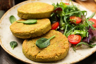 Tahta masada servis edilen salatalı lezzetli vejetaryen köfteleri, yakın plan.