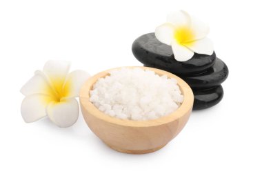 Kasede doğal deniz tuzu, spa taşları ve beyaza izole edilmiş tesisat çiçekleri.