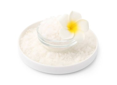 Doğal deniz tuzu ve tesisat çiçeği beyaza izole edilmiş.