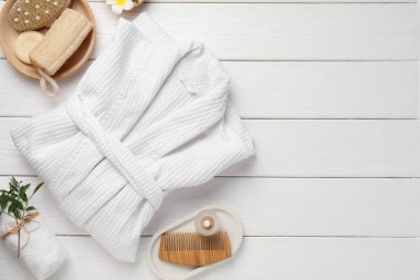 Bornoz ve spa ürünleri beyaz ahşap masa üzerinde düz kompozisyon, metin için boşluk