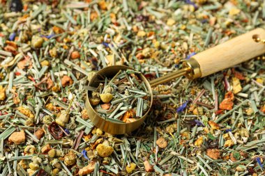 Kurutulmuş bitki çayıyla kaşığı ölçmek, yakın plan.