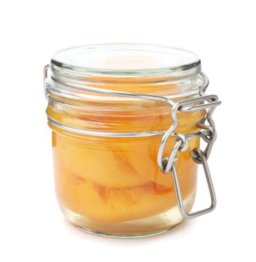 Cam kavanozdaki lezzetli şeftali konserveleri beyaza izole edilmiş.