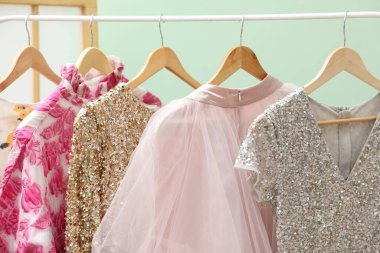 Soyunma odasında güzel kıyafetlerle dizilin, yakın plan.